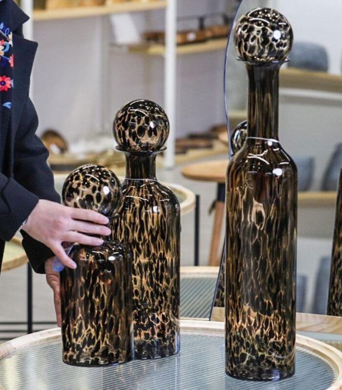 فازة زجاج عسلي و اسود غطاء طابة