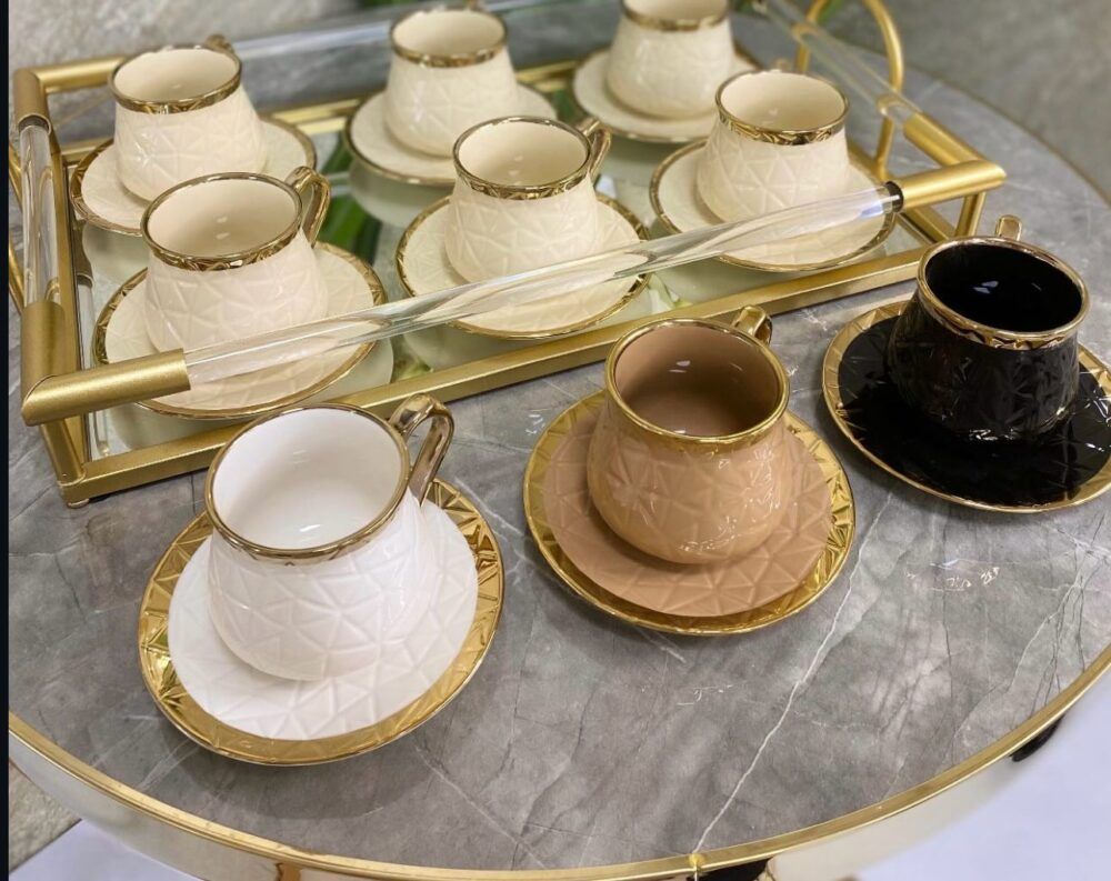 6 كاسات بورسلان مع صحن ابيض 
