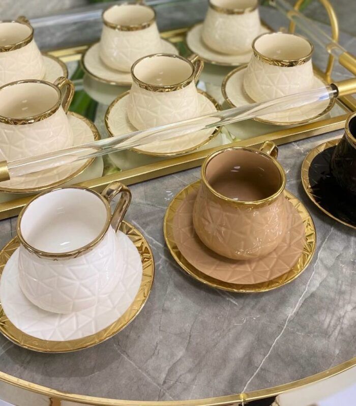 6 كاسات بورسلان مع صحن ابيض 