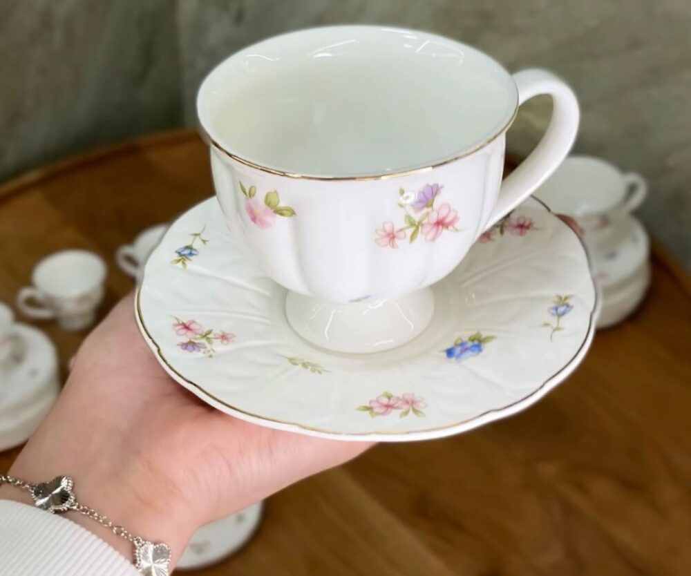 12 فنجان مع صحن لون ابيض ورد 